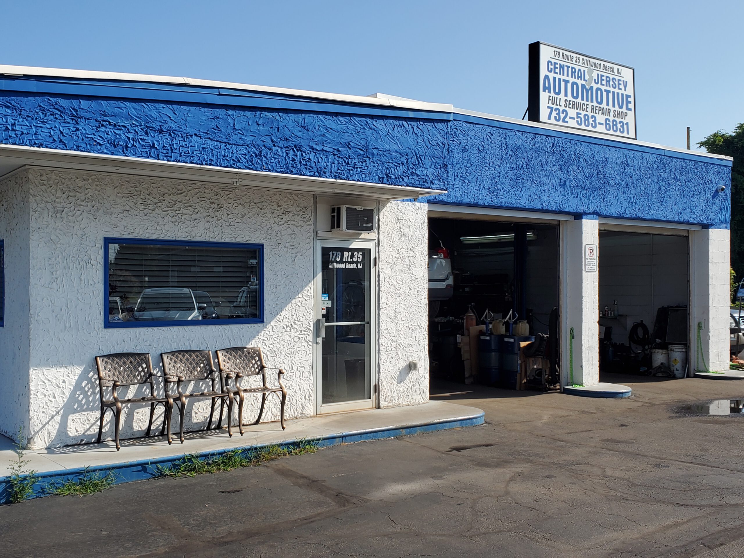 CJA_shop_store_front_with_seating